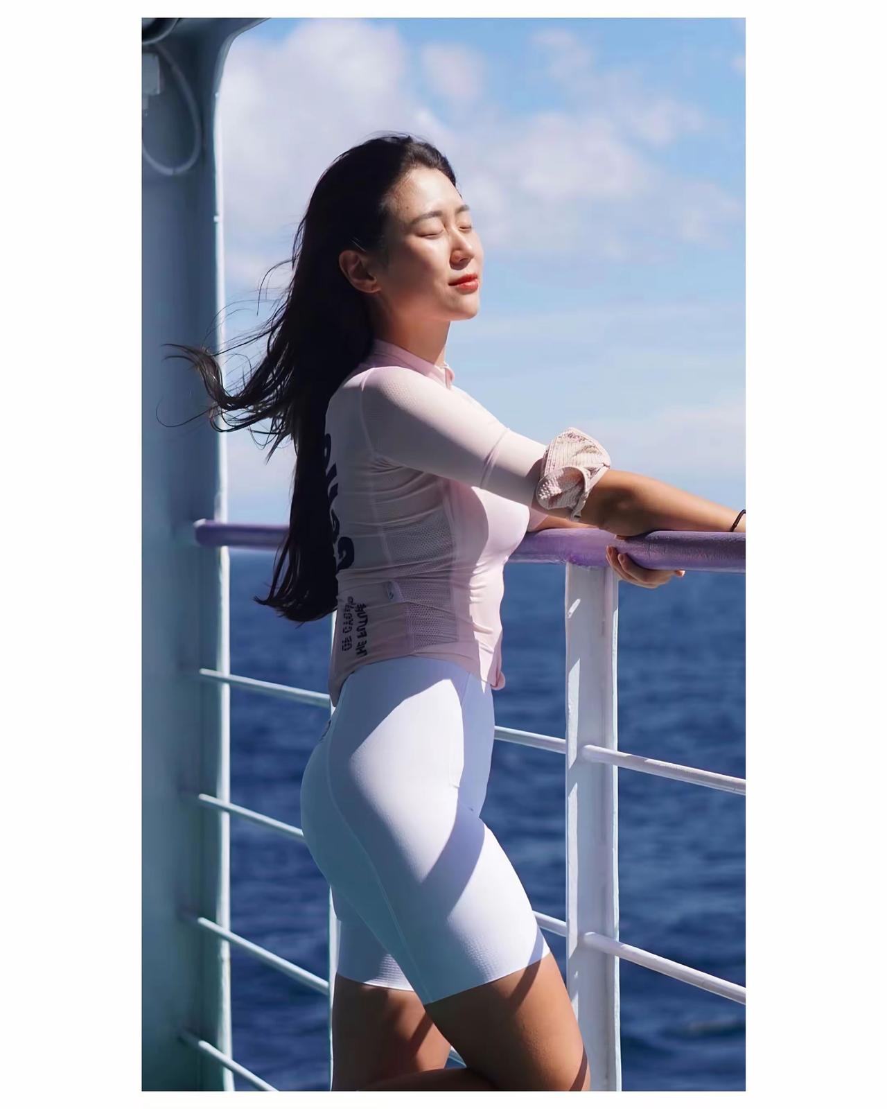 海上乘风破浪，心随浪涛起。出海游玩，开开心心每一天扬帆心是舟 潮起海浪涌