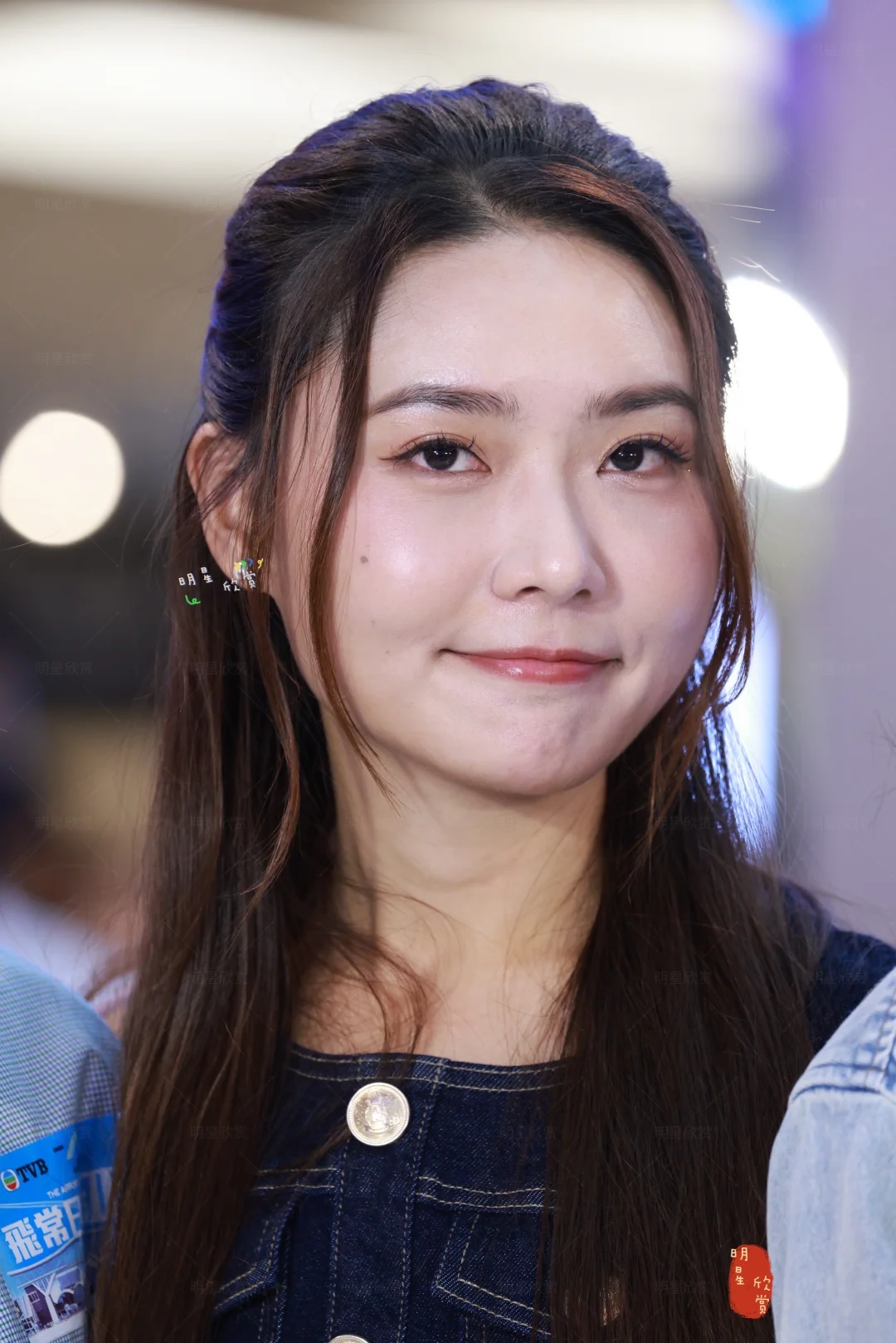 牛仔套裙的戴祖仪，元气靓女来的