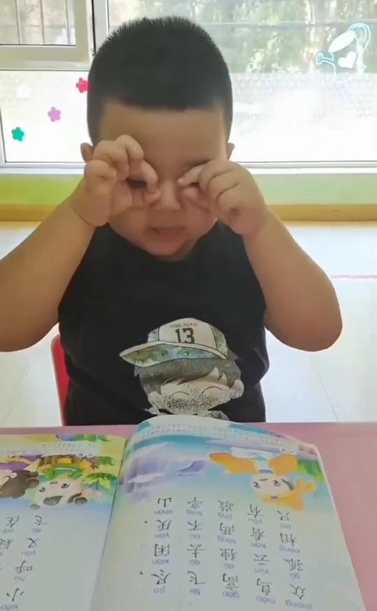 幼儿园学习中。
敬亭山，众鸟高飞尽，孤云独去欲言。天看两不厌，只有敬亭山。