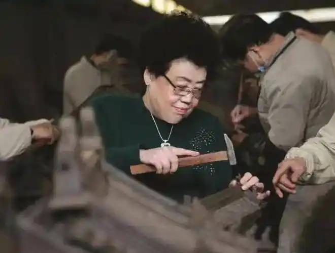 陈丽华这辈子，做对了一件事，也做错了一件事。

做对的是：在所有人炒房的时候，她