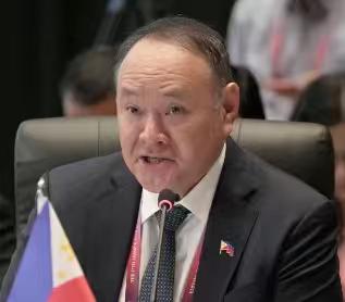 中国对菲出手，他是第一个，但不会是最后一个。相关消息人士透露，菲律宾国防部长在香