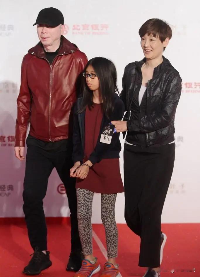 冯小刚捅破了中国家庭最拧巴的那层窗户纸。他说养女徐朵，"不是亲生都不信"。你仔细