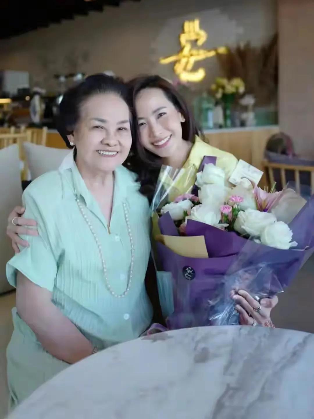 阿努廷夫人总是笑成一朵花，大概嫁给阿努廷她很幸福吧。头婚的她嫁给三婚的他，她应该