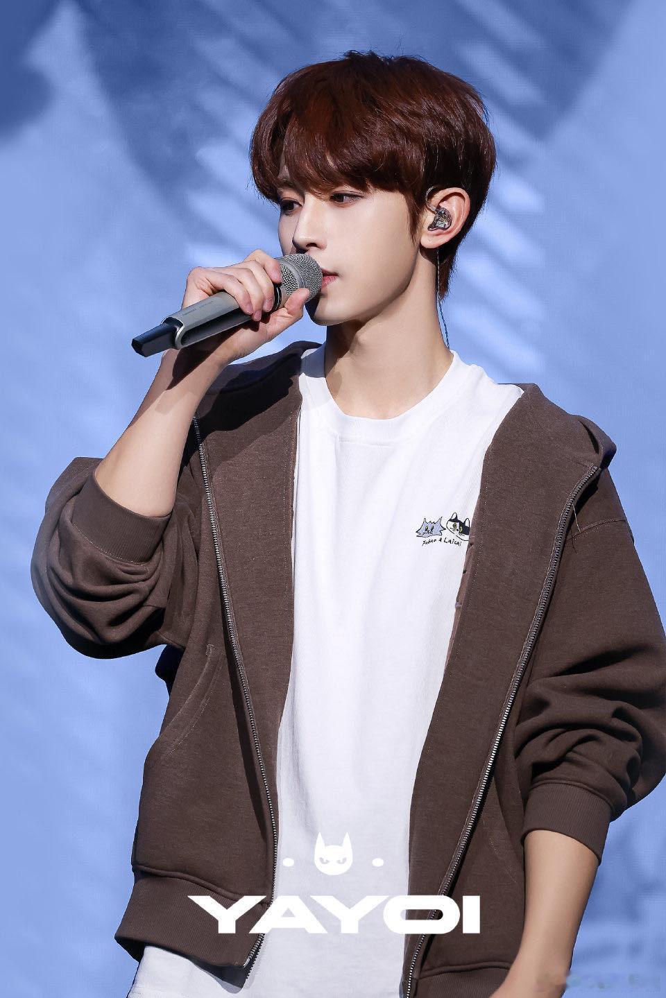 王源送郭俊辰花篮 谁能拒绝这样的神仙友情！王源特意给郭俊辰十周年送花篮，这份心意