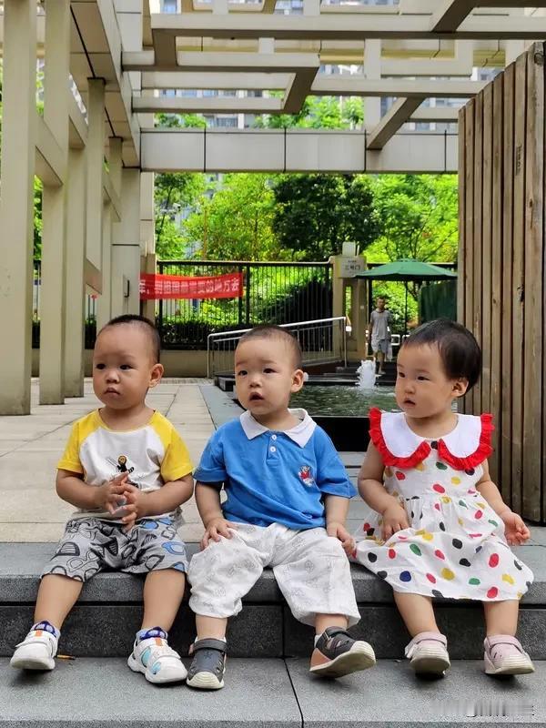 在很多人看来，如今这个时代生养孩子压力巨大，结婚六年生三胎还拥有六个孩子，这简直