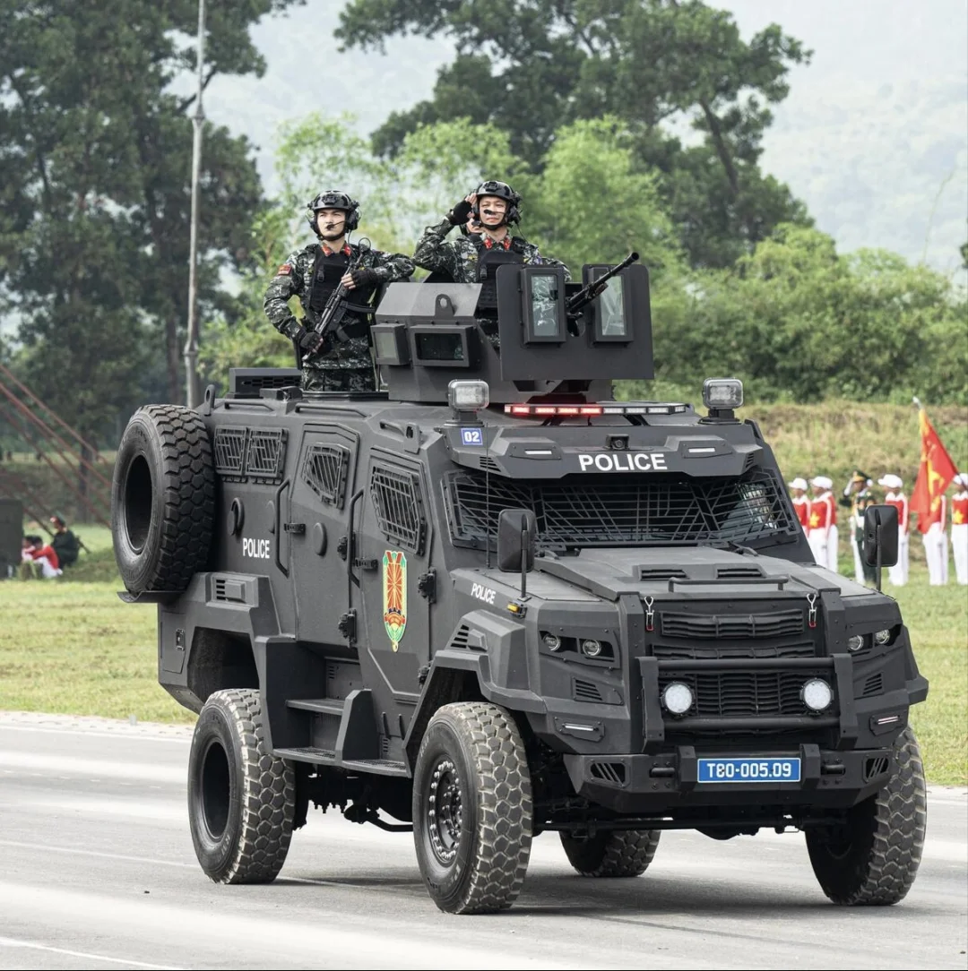 越南装备的加拿大制造“ Titan-V”装甲车