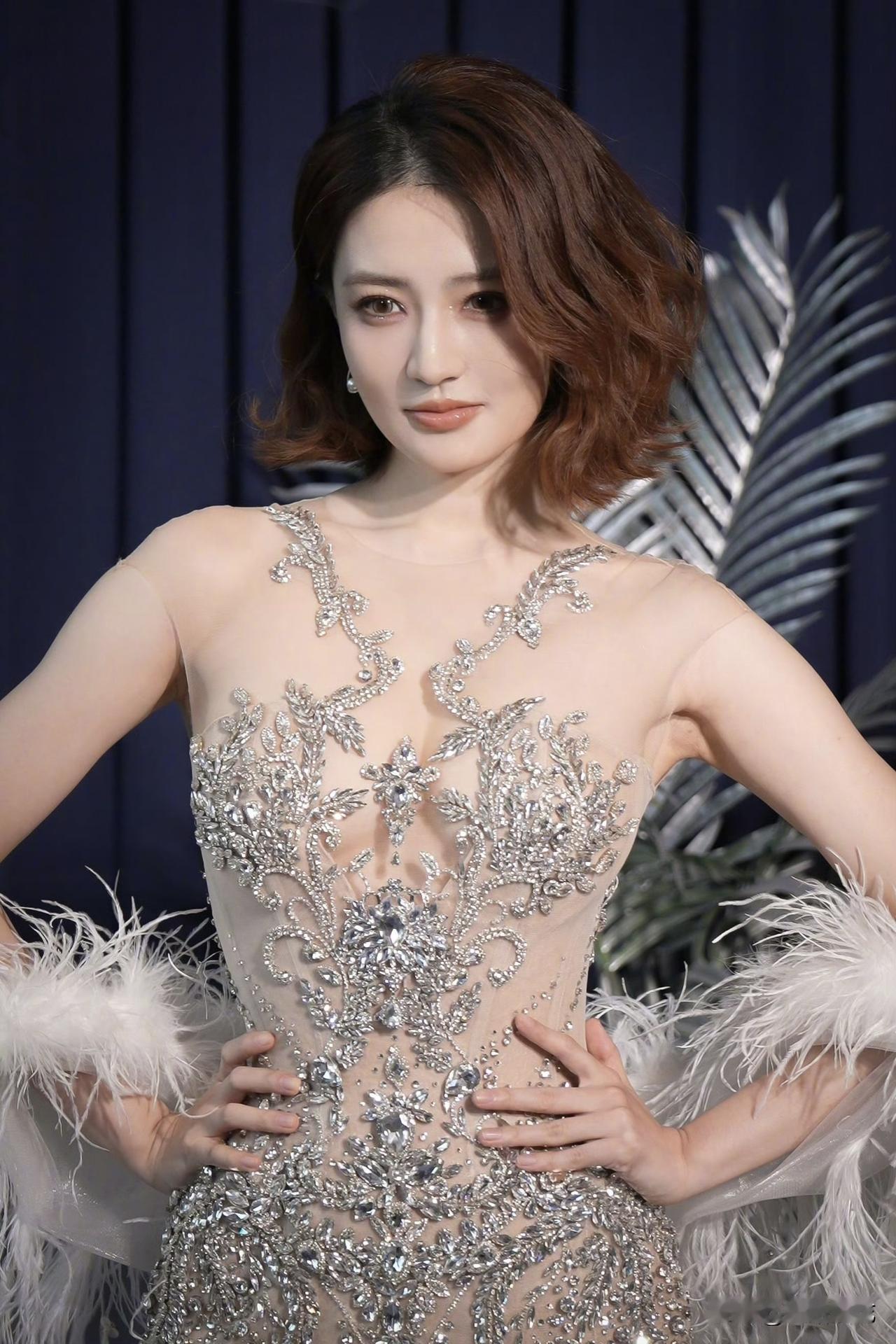 徐璐现身北京出席OK!派对，她这个造型好惊艳啊！难得看到，一向甜美清新的徐璐，居