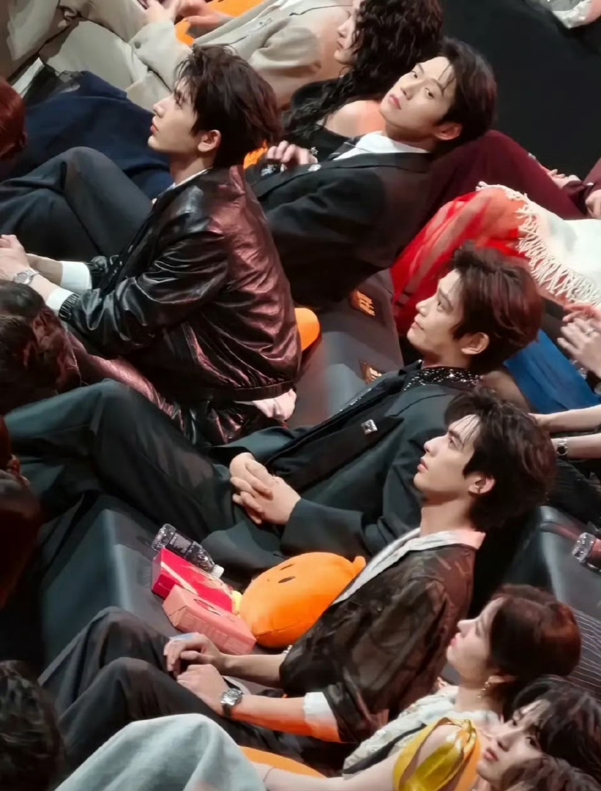 看看今晚微博之夜95生同框图：邓为 陈哲远 张凌赫 丁禹兮 王安宇 敖瑞鹏 曾舜