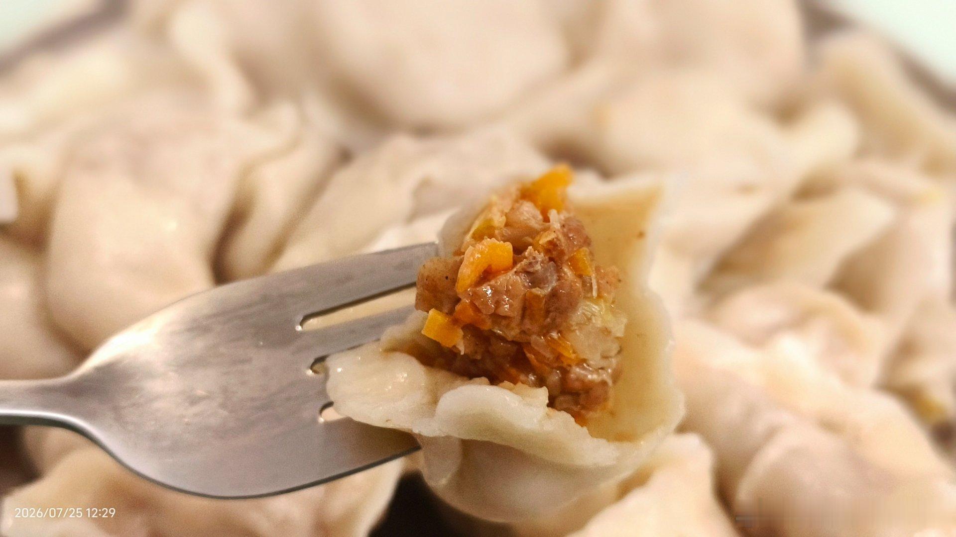 晨練前揉好面，晨練完回家包餃子。賽艇深蹲練下肢，包餃子練上肢。今天全身都練到了。