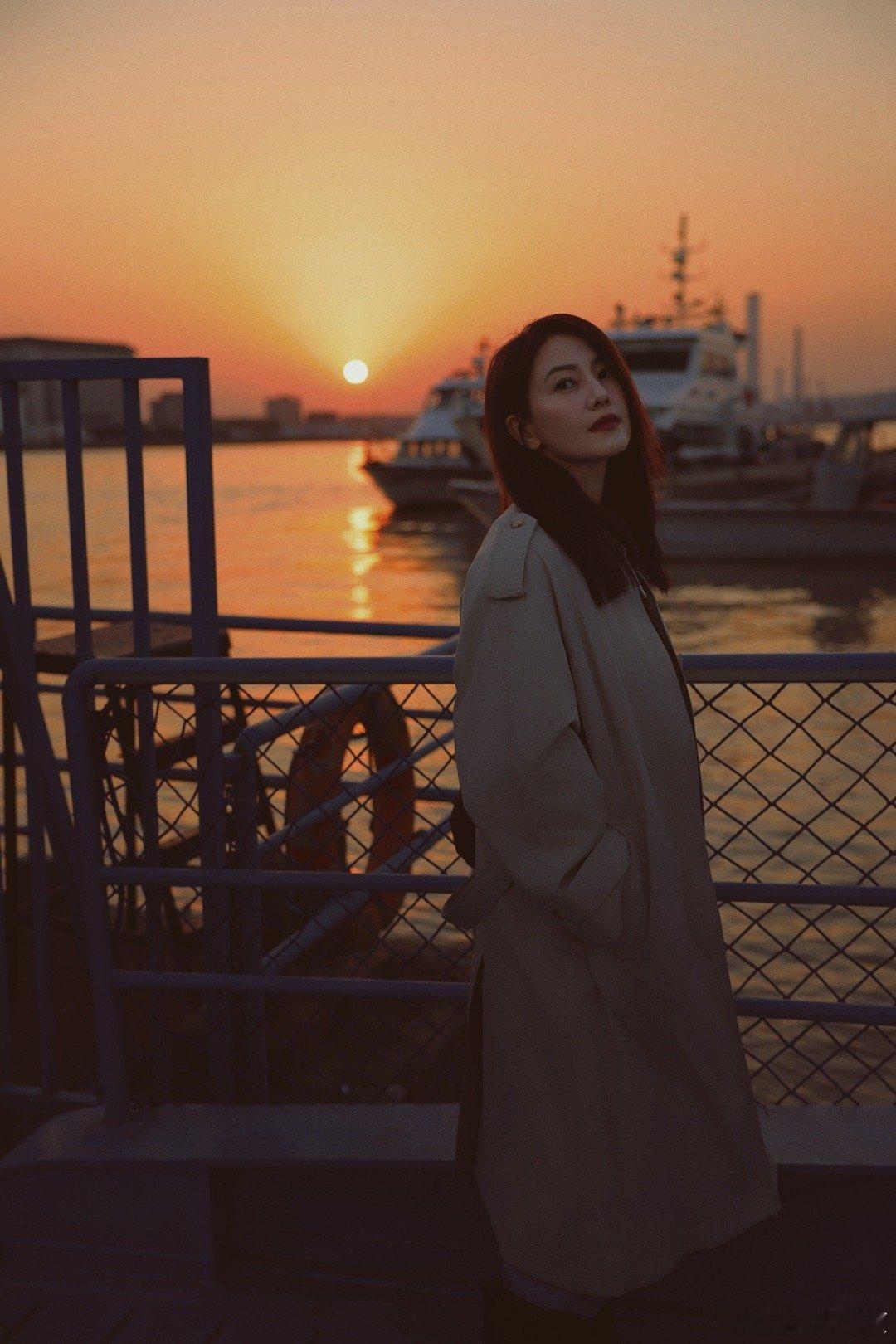 高圆圆落日大片高圆圆你怎么知道我想换头像了 怎么会有人往那一站电影感就这么高啊，