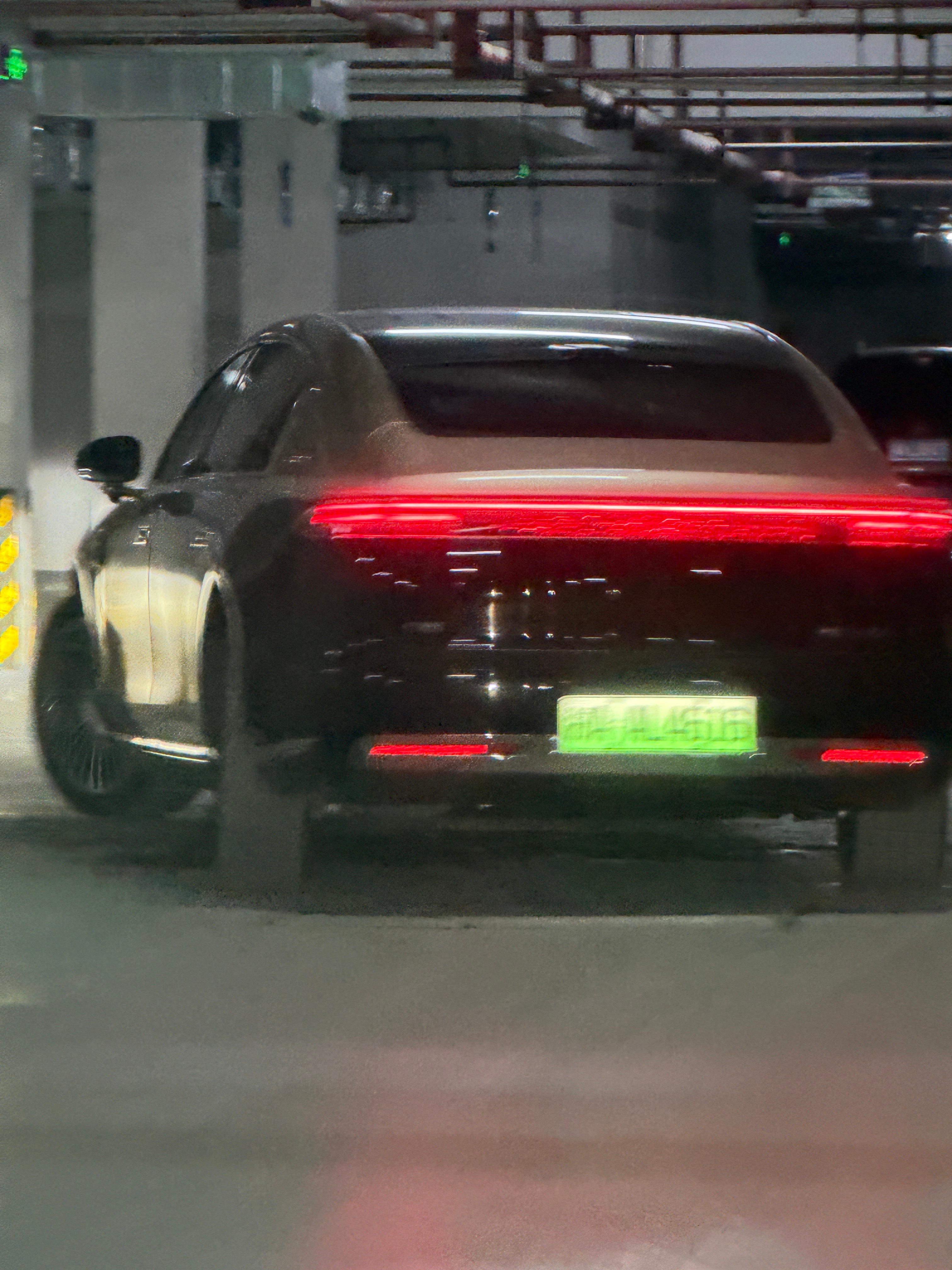 尊界S800后轮转向角度是真的离谱，小区这哥们当A级车开