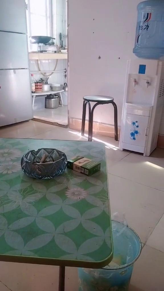 一落一起是人生，一苦一甜是生活。我们都是小人物，不必追圆满，不羡别人的光，走好自