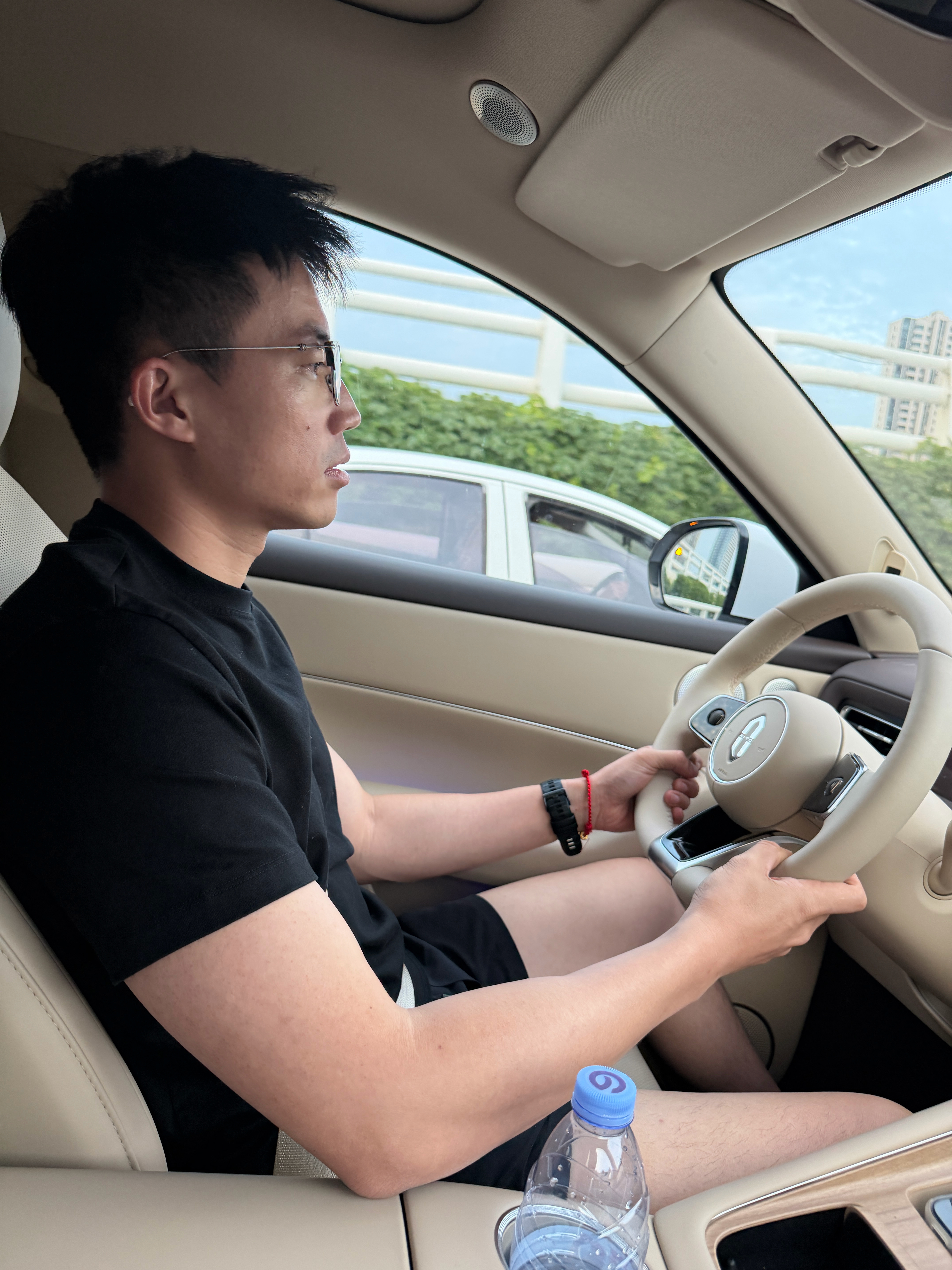 到厦门了，胡杨林很孝，来接我了。 问界M6，这个展示台阿琛应该很喜欢。 