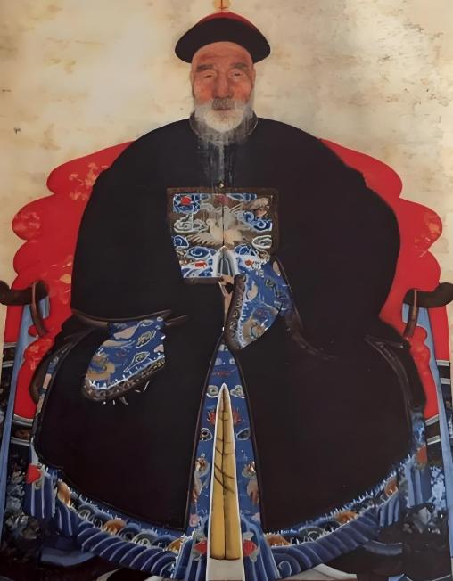 乾隆嫌考生太丑，当场出上联羞辱：“独眼不能登金榜。”满朝大臣捂嘴偷笑。考生不慌不