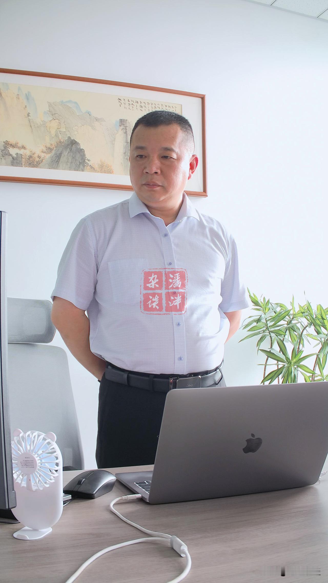 《落花与流水》
你总说，感情像落花，美却易逝；像流水，留也留不住。可你忘了，落花