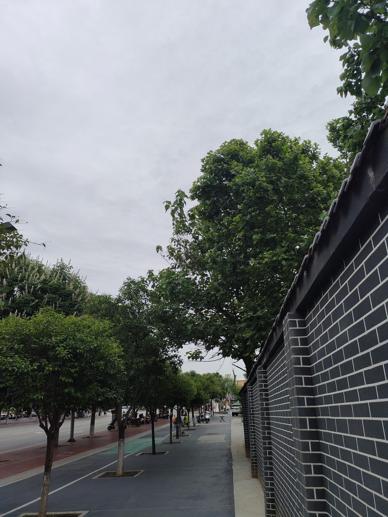 我十分支持男性享有育儿假。育儿从来不是母亲一个人的责任，孩子的成长也离不开父亲的