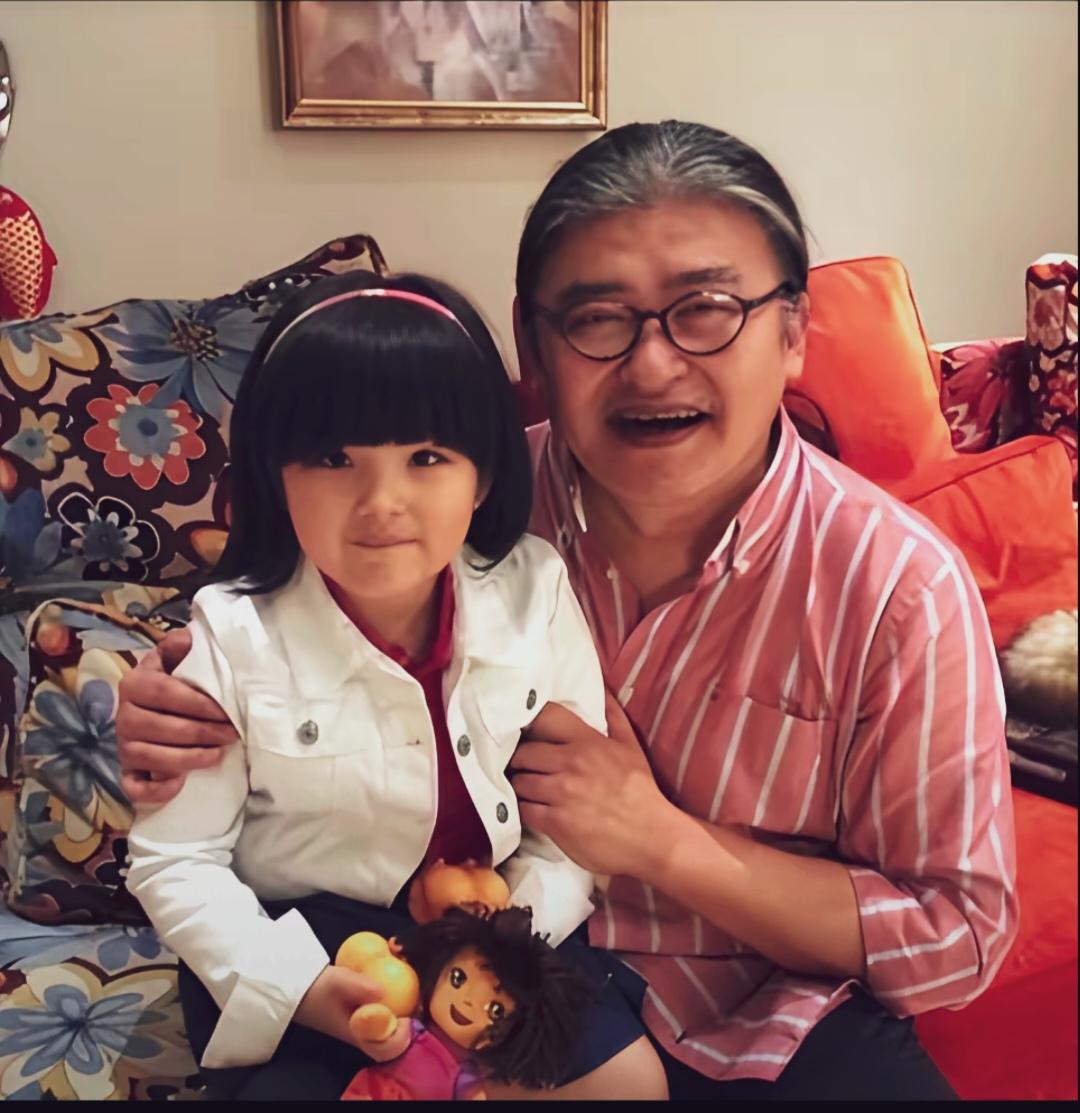 刘欢抱着李湘女儿王诗龄，那时候刘欢头发已经白了，感觉牙齿眼睛都不太好。