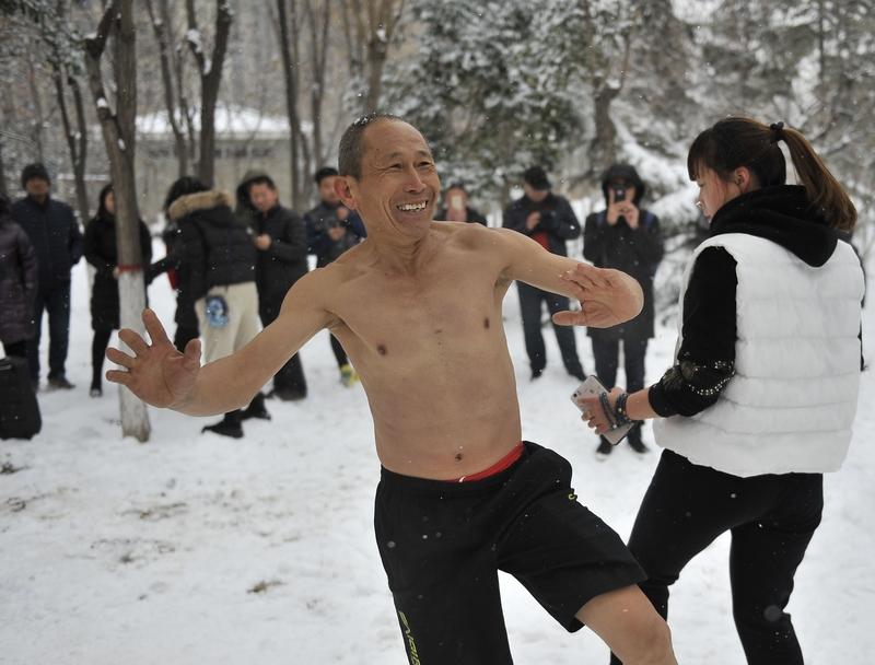 71岁“硬核奶奶”用肌肉告诉你：年龄从不是限制，人生可以更精彩！

71岁的“硬