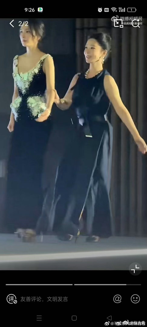 杨紫穿了祖海顶级高定我以为真瘦成图一那样了，当我看到图二….