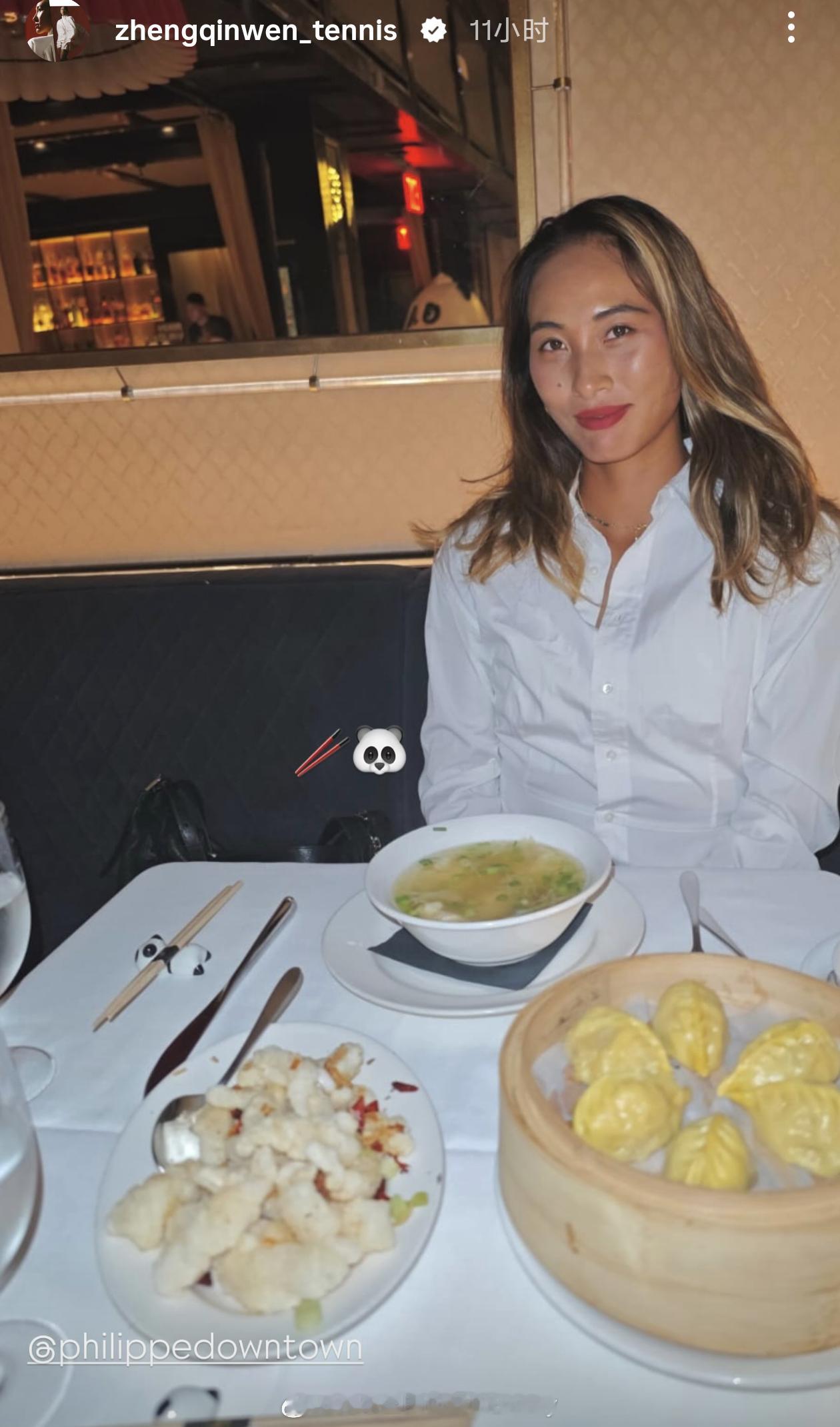 钦文这是在美国唐人街吃东西？郑钦文已经到达美国。备战美网，加油⛽郑钦文备战美网资