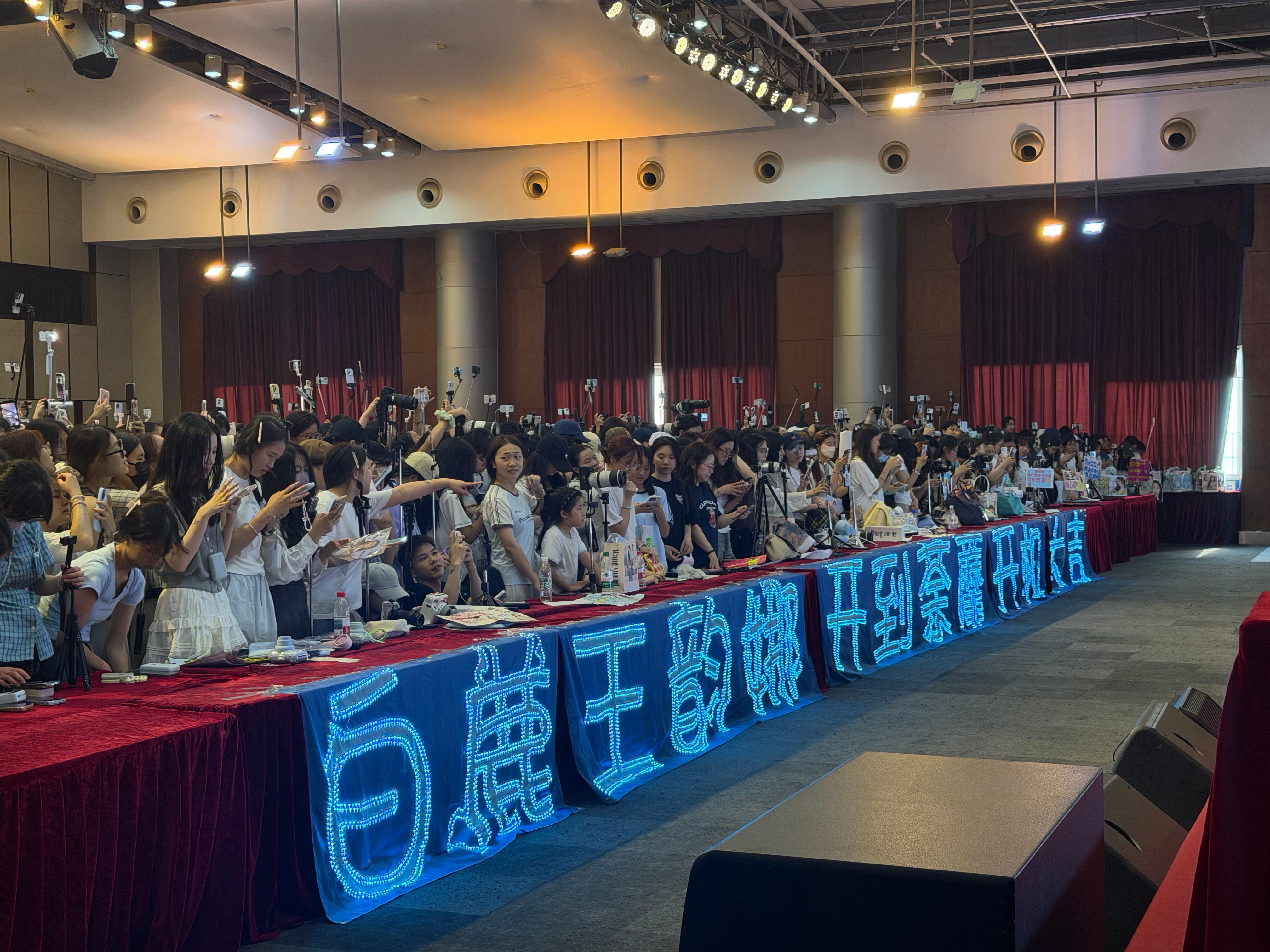 白鹿大方出圈白鹿又一次逆应援出圈 白鹿大方出圈！！永远会被白鹿这种大方宠粉的姐姐