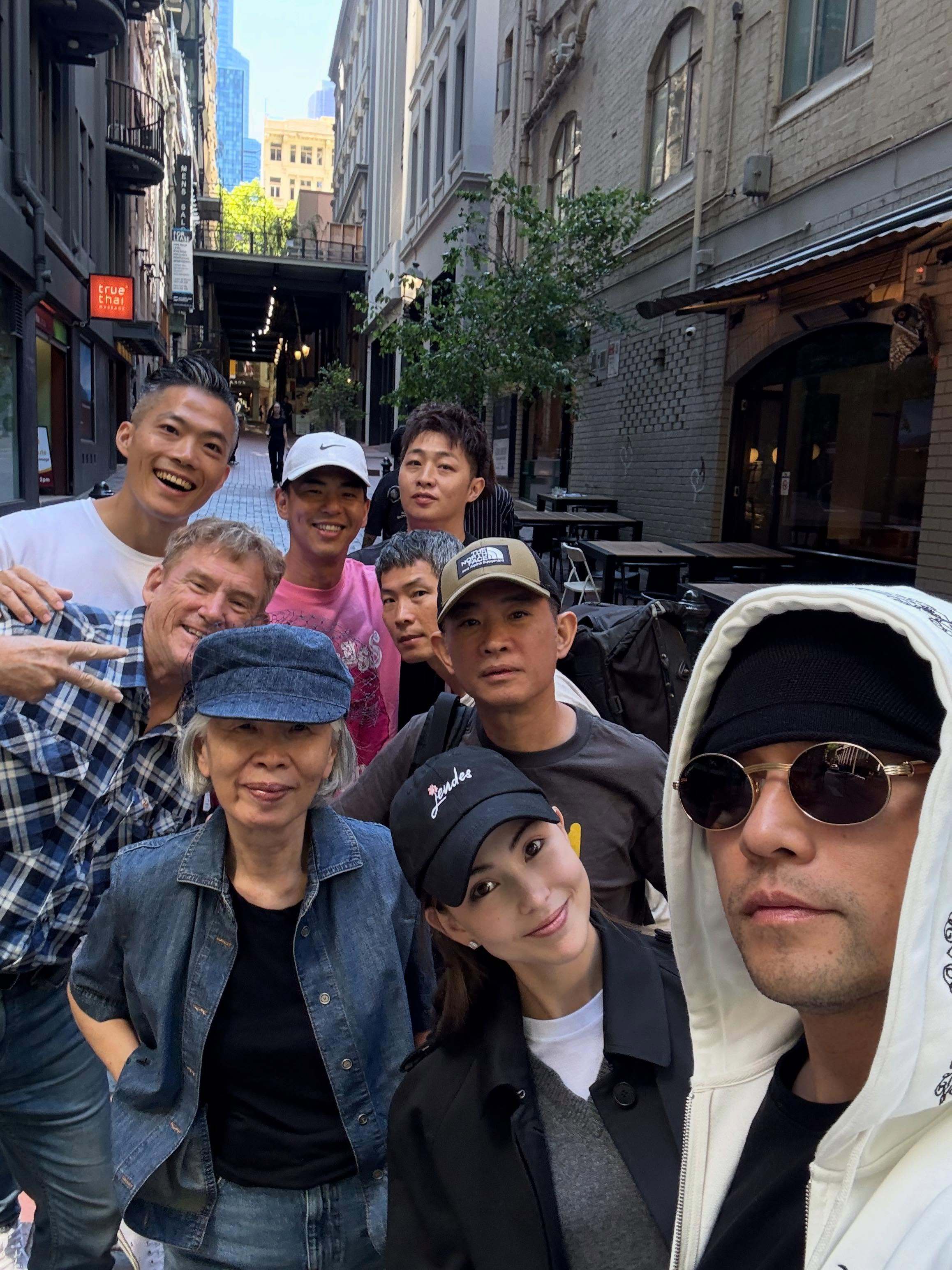 周杰伦更新动态：祝媽媽母親節快樂 平安健康 幸福快樂 永遠走在時尚的尖端😄 也