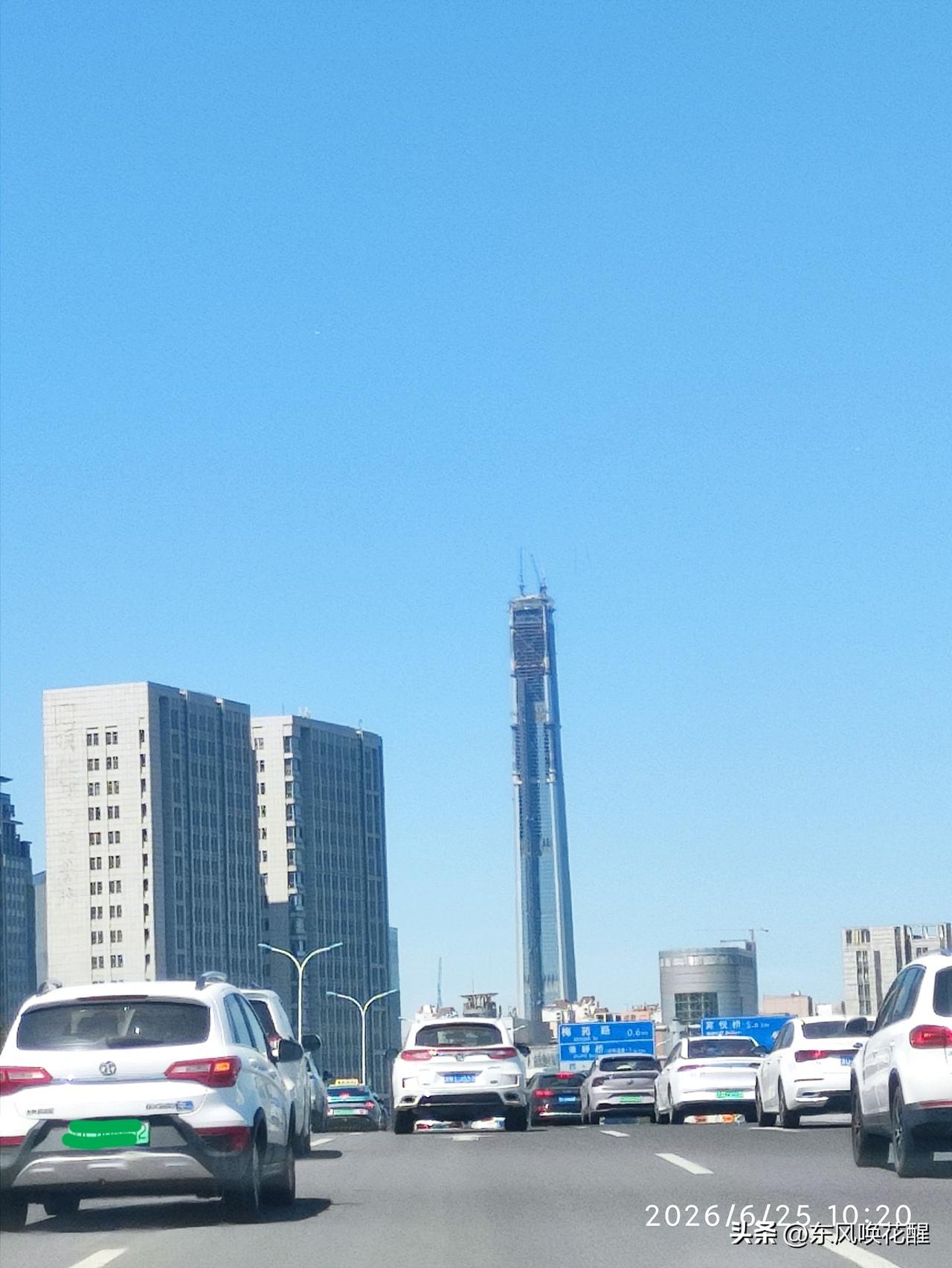 这个117大厦太醒目了，去哪都能看见。在津静公路上近距离看，大厦还在施工，上面还