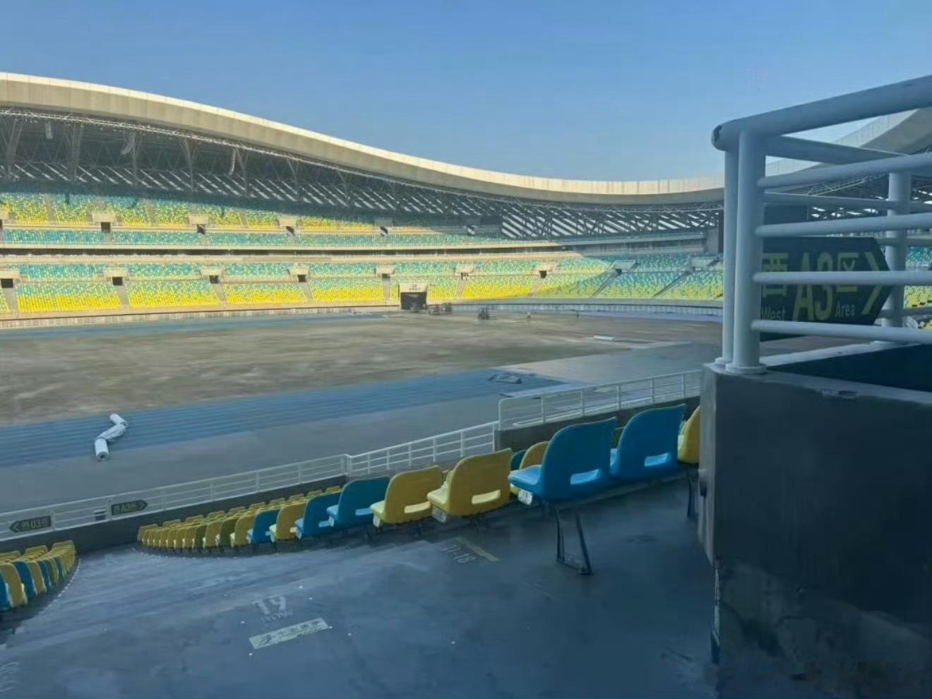 TF四代五公稳了知道的是办演唱会，不知道的以为是什么神秘组织秘密会议，就这么见不