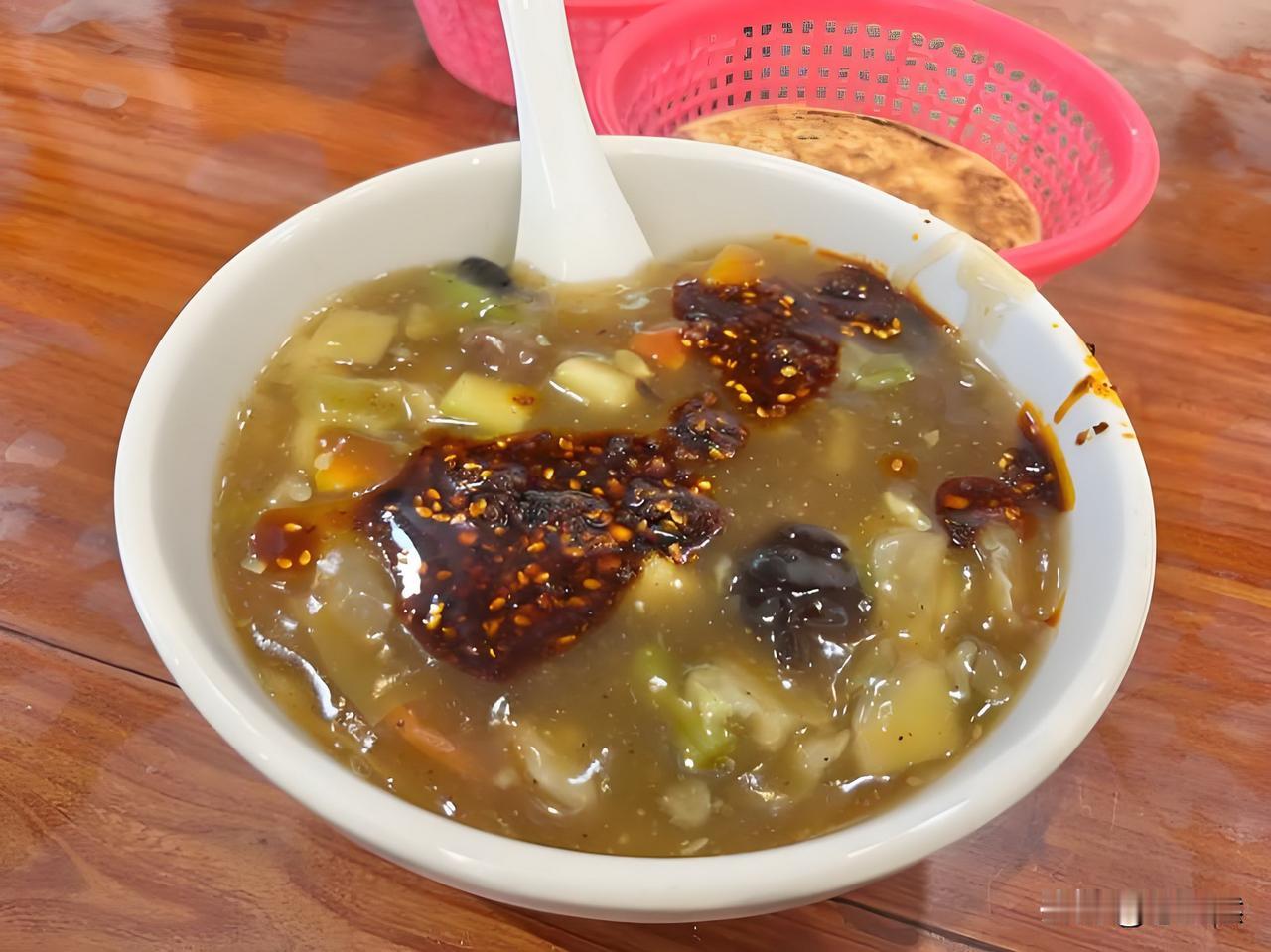 旅游到了西安，发现许多西安人的一天可以从一碗肉丸胡辣汤开始。可这肉丸胡辣汤本是河