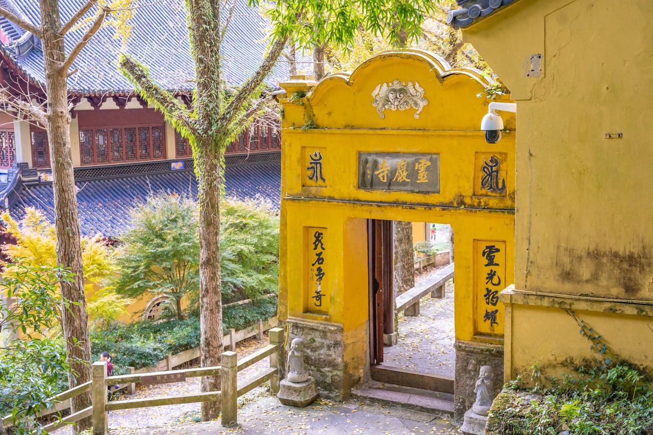 灵岩景区作为雁荡山的核心景区之一，不容错过，这里以奇峰、怪石、古寺、幽谷等景观而