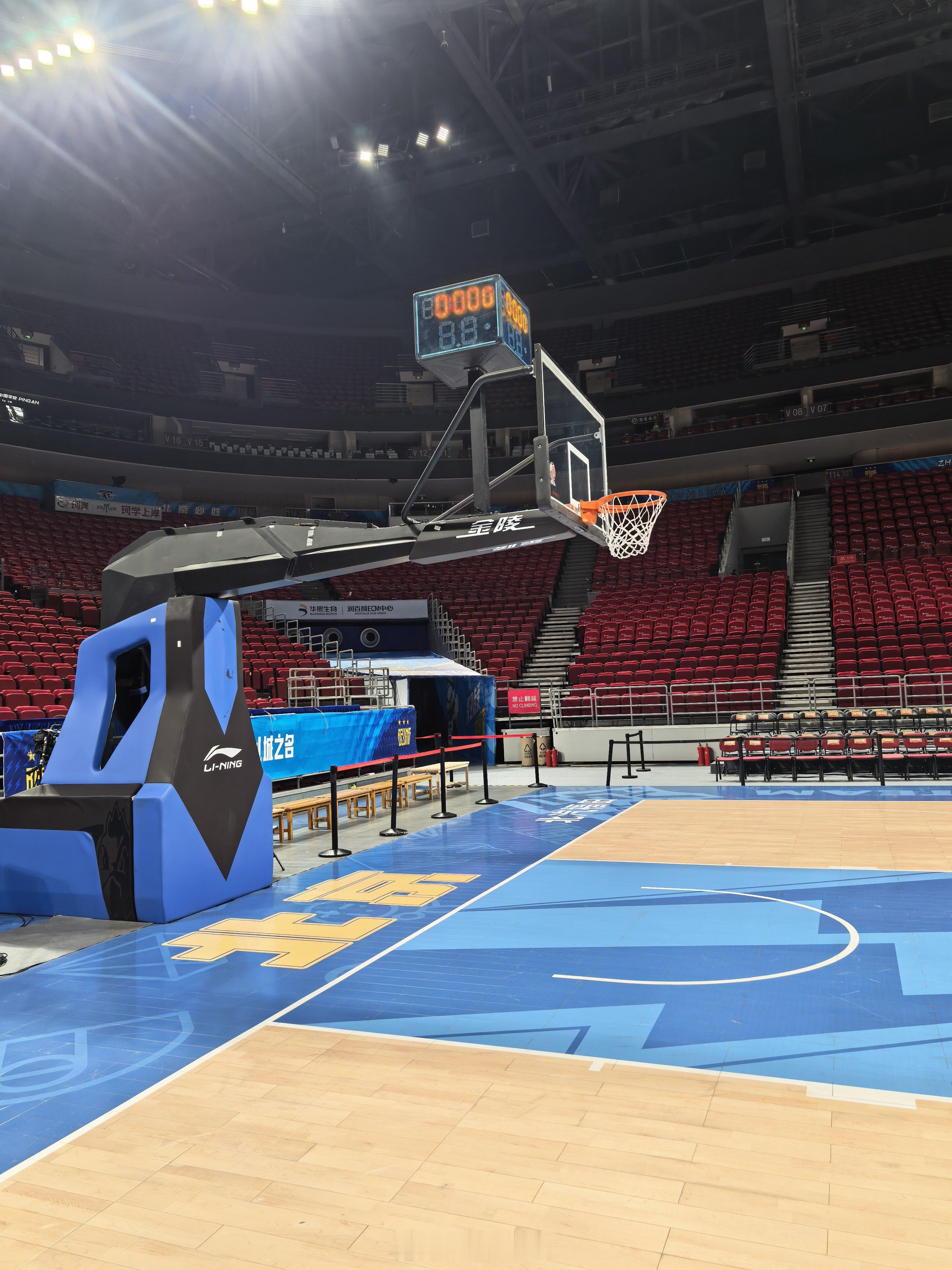 北京男篮vs青岛男篮 大家最关心的问题，许导介绍的情况：小外：希望有撕破防线的人