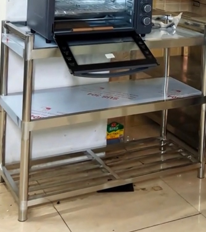 4月29日，网友反映：玉林江滨路一果酱烧烤店倒闭关门，据回收店里面东西的人称：才