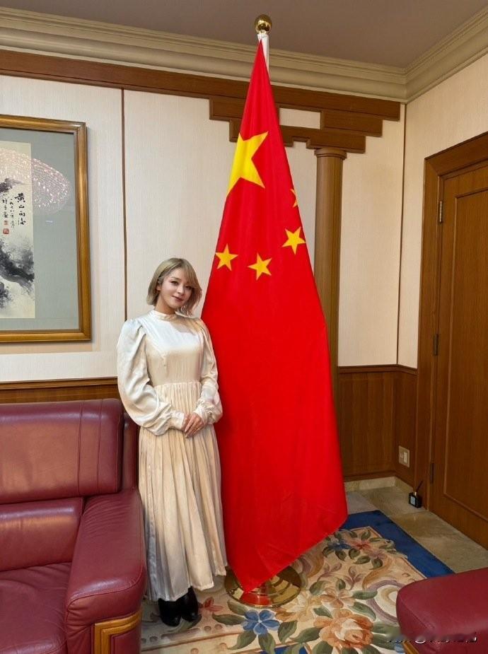 正当因高市早苗不当言论，中日两国关系紧张之时，12月19日日本当红歌星美依礼芽发