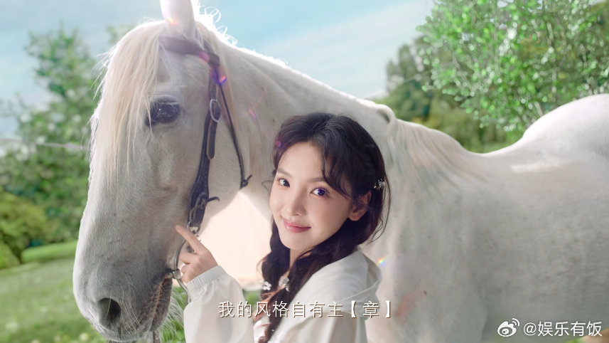 章若楠真维斯甜度超标被章若楠的新短片狠狠戳中！她总以最真实的状态，诠释着“我的风