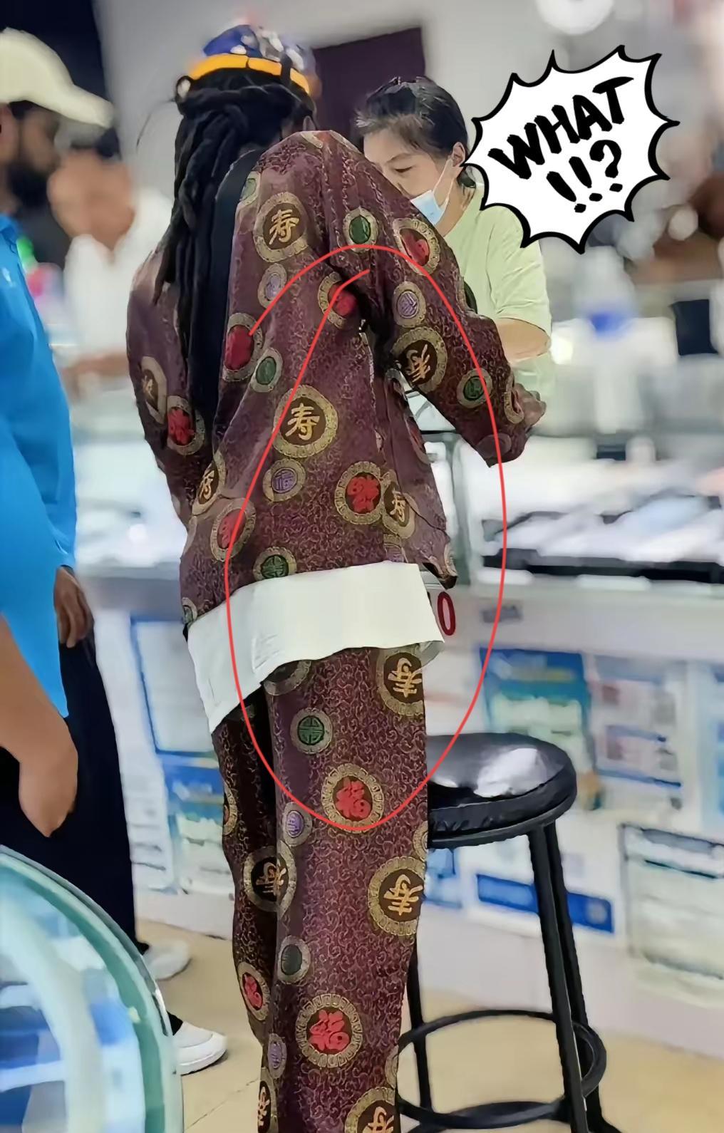 惊了！中国人给死者穿的寿衣，
竟被老外穿出街当“国潮爆款”！
 
那些绣着龙凤牡