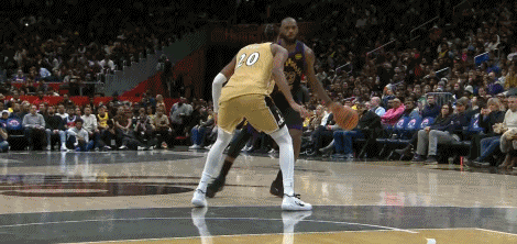 今天贡献了多次扣篮，赛后被问到这几个扣篮怎么排名时，詹姆斯：“让铁杆詹蜜来排吧，