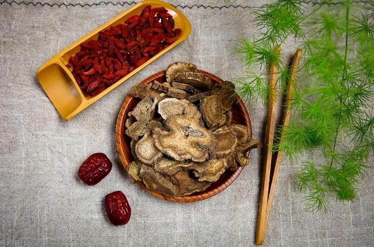 肾不好时，下肢的2个表现，一定警惕了！

1、下肢浮肿
肾脏疾病患者，因肾功能减