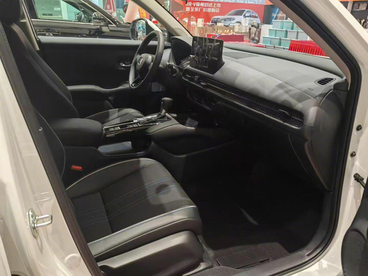 后排地台是纯平的，中间坐人腿脚能伸开，不憋屈。 