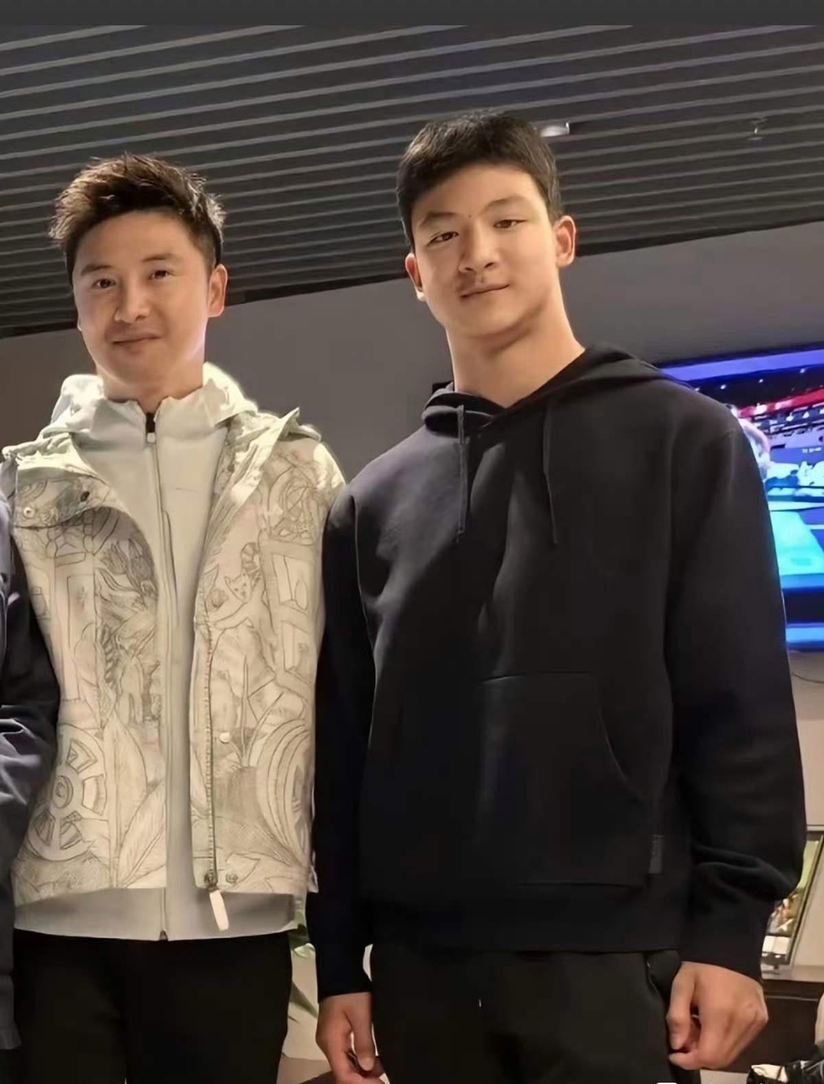 一直觉得阳光帅气的田亮美中不足的地方就是脖子稍显粗壮，没想到其朗目疏眉的儿子居然