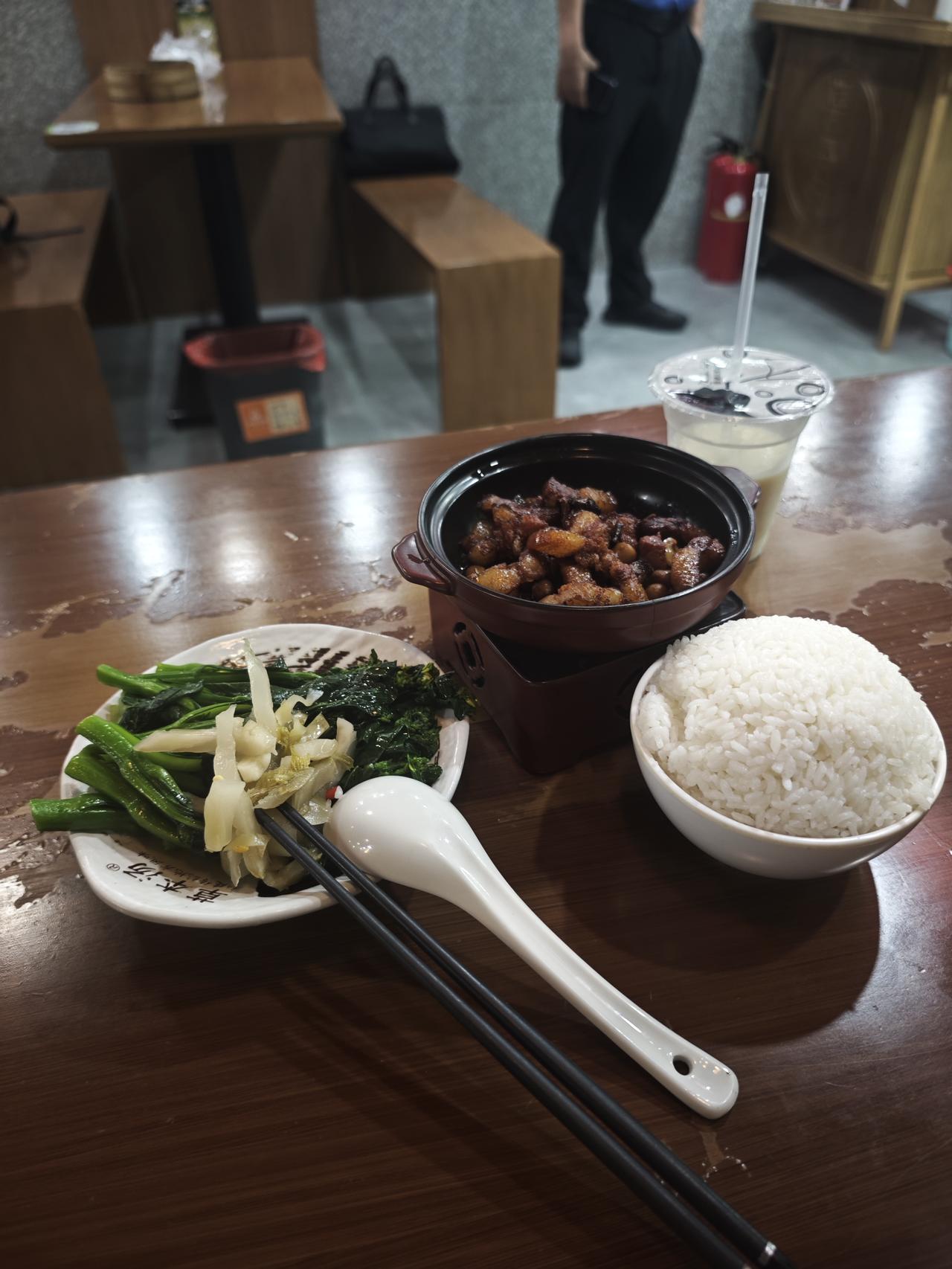 上有老下有小的年纪，
谁不是一边撑着体面，一边偷偷自愈——
中年人的崩溃，从来都