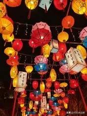 #讲传统节日文化#
元宵节，又称上元节、元夕，因正月是农历的元月，且古人称“夜”