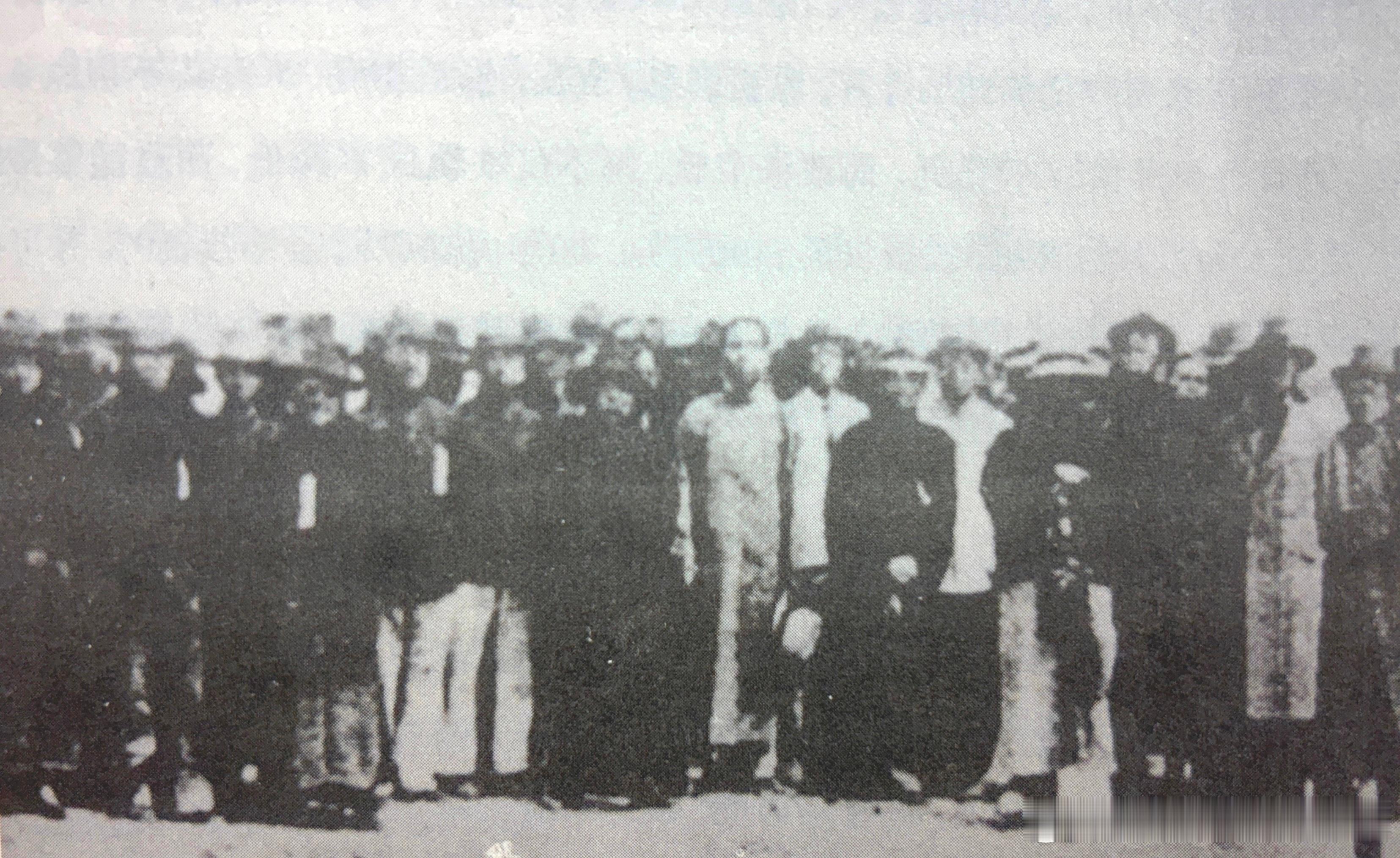 1933年5月1日同蒲铁路开工典礼仪式。铁路全长865公里，以省城太原为界，分为