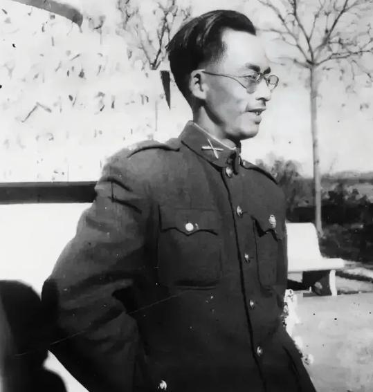 1949年，国军师长李碧光被俘，面对审问，他提了一个奇怪的要求：“能否帮我给周总