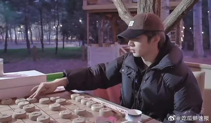 刘耀文下象棋秒杀黄子韬黄子韬被刘耀文秒杀 对弈细节藏趣味！刘耀文落子秒杀果断，黄