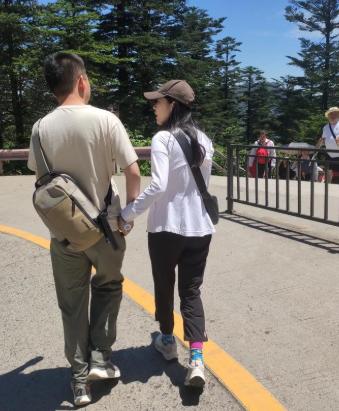 山西大同，一名男子陪妻子出门旅游，夫妻俩玩得正开心，次日准备返程时，忽然接到电话
