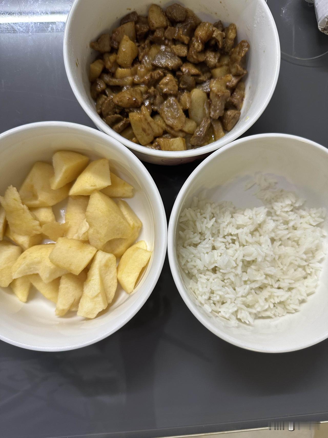 白开水泡饭，超级省钱。吃着香喷着
蔬菜太贵吃不起，苹果白饭配点肉吧
现在的蔬菜太