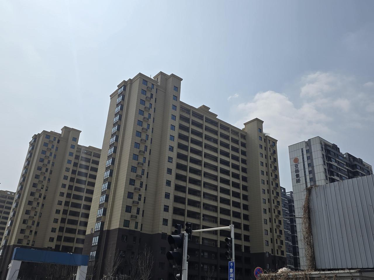 现在咱们国家有41.5%的家庭手里攥着两套以上的房子，一边是多套房越攒越多，另一