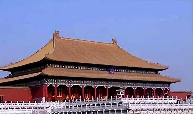 1949年，国家组织了7万人在北京故宫里清理垃圾，历时9个月清理出清末以来近40