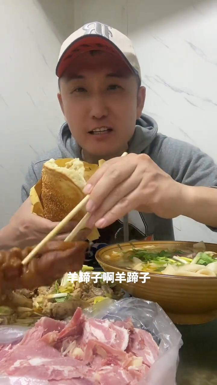 烧饼加剁子羊肉，很好吃。这还有什么？羊蹄子。这还有什么？羊脑子。还有碗烩面，想吃