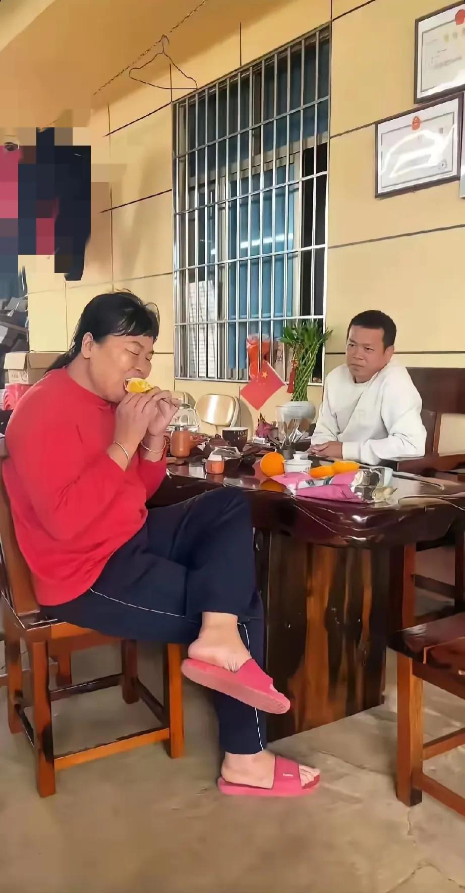 婵宝爸爸妈妈在家门口摆了茶座，
喝茶吃水果，好悠闲的样子啊。
后面还挂了牌牌，